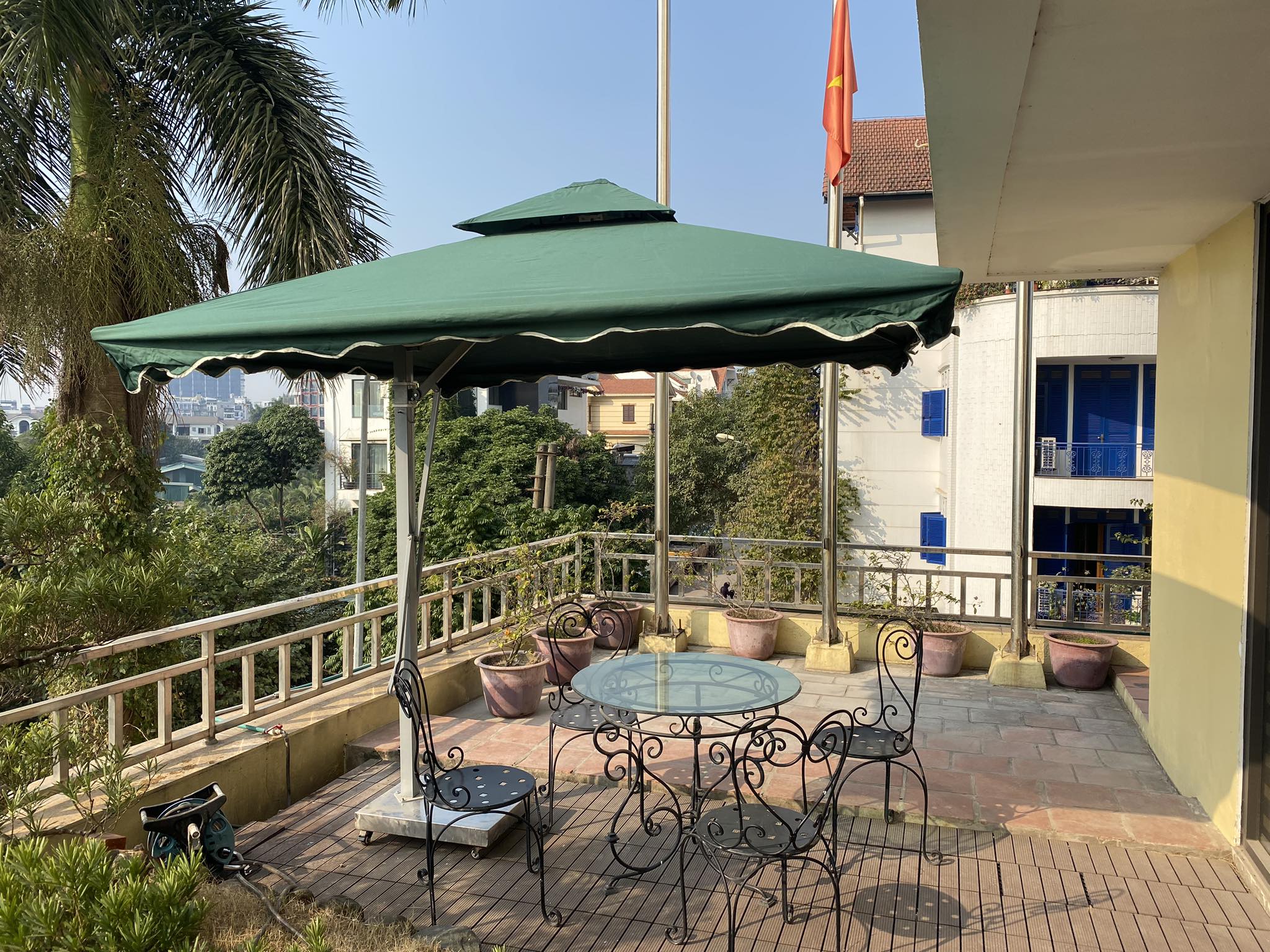 So sánh ưu và nhược điểm của các loại ô che nắng ngoài trời phổ biến